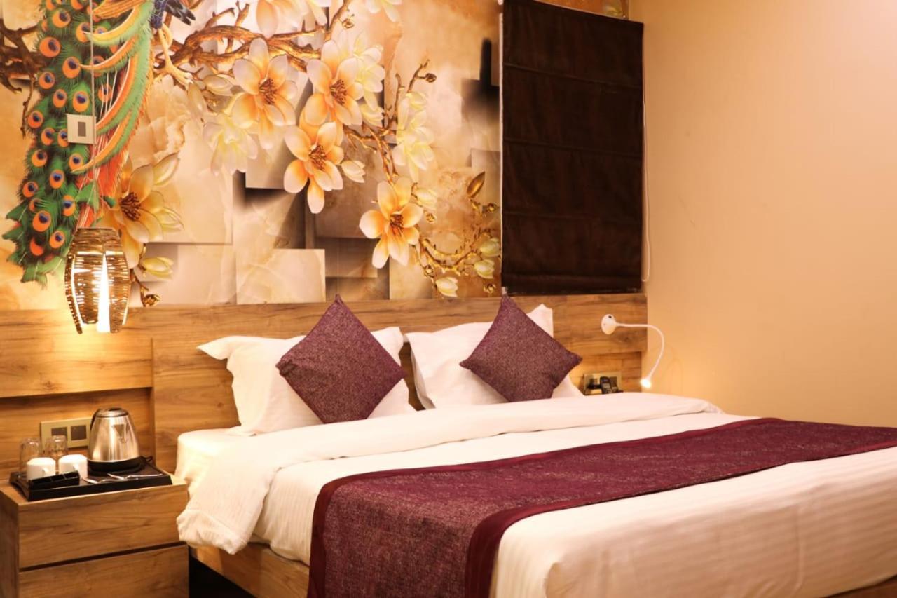 Hotel Mansa Kanpur Esterno foto