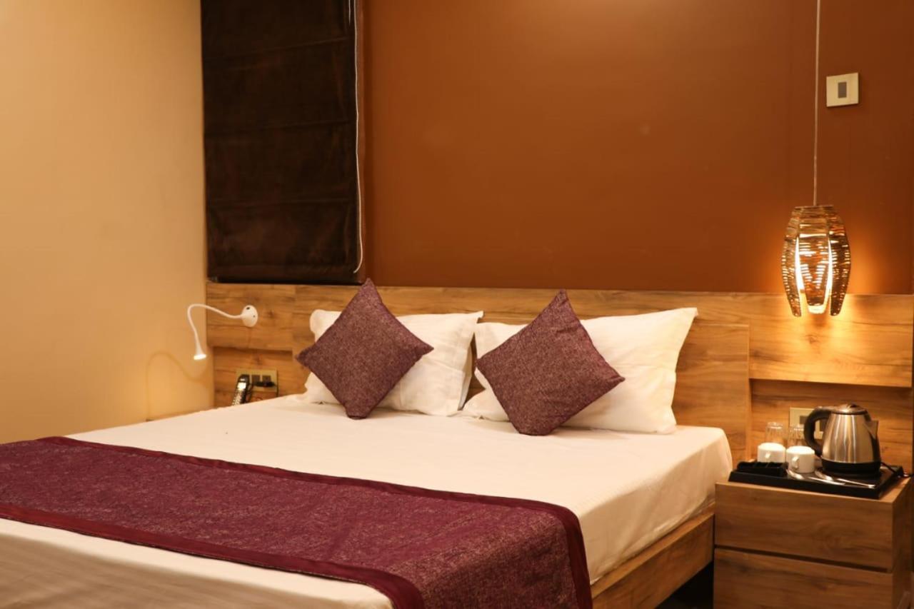 Hotel Mansa Kanpur Esterno foto