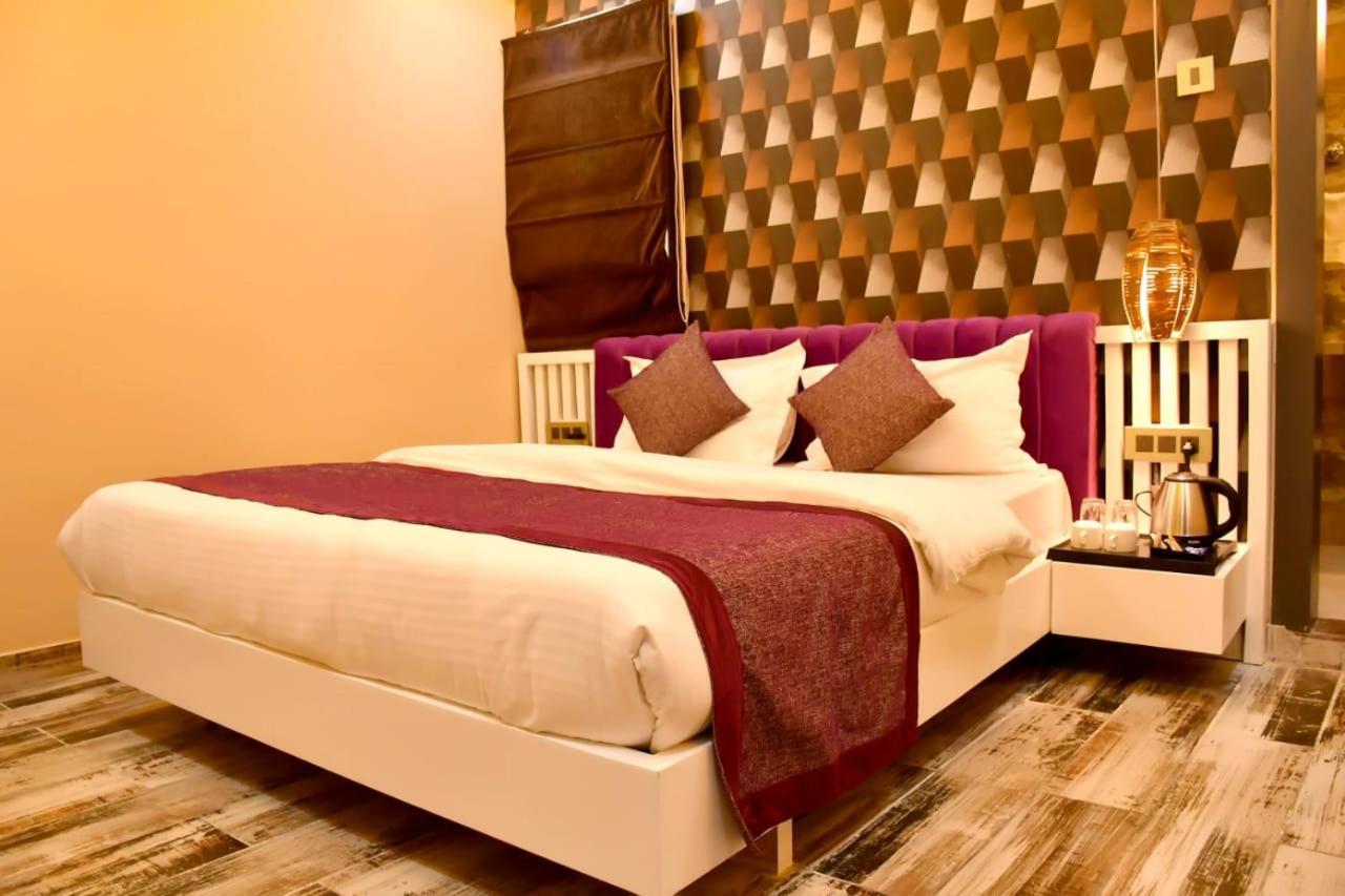 Hotel Mansa Kanpur Esterno foto