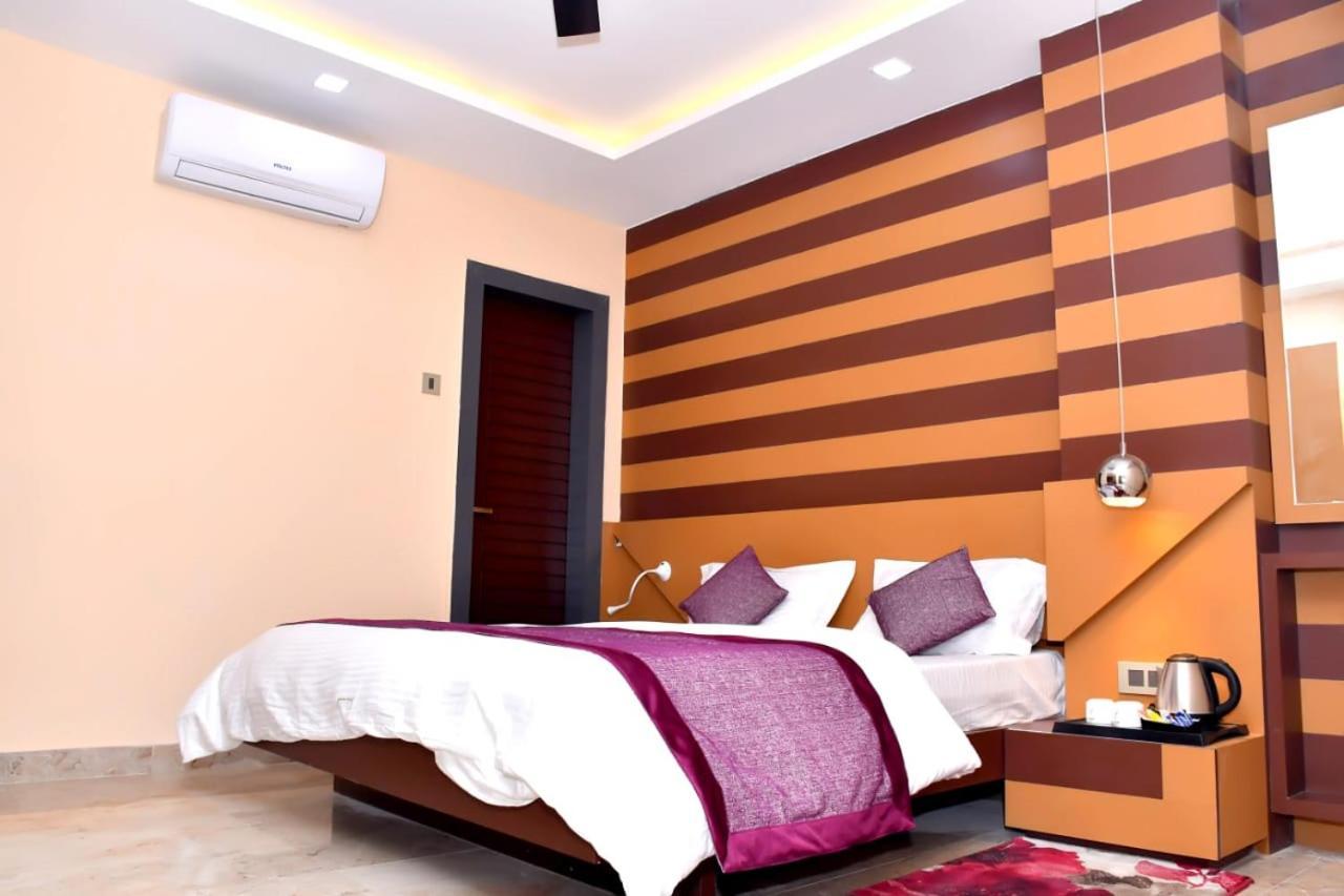Hotel Mansa Kanpur Esterno foto