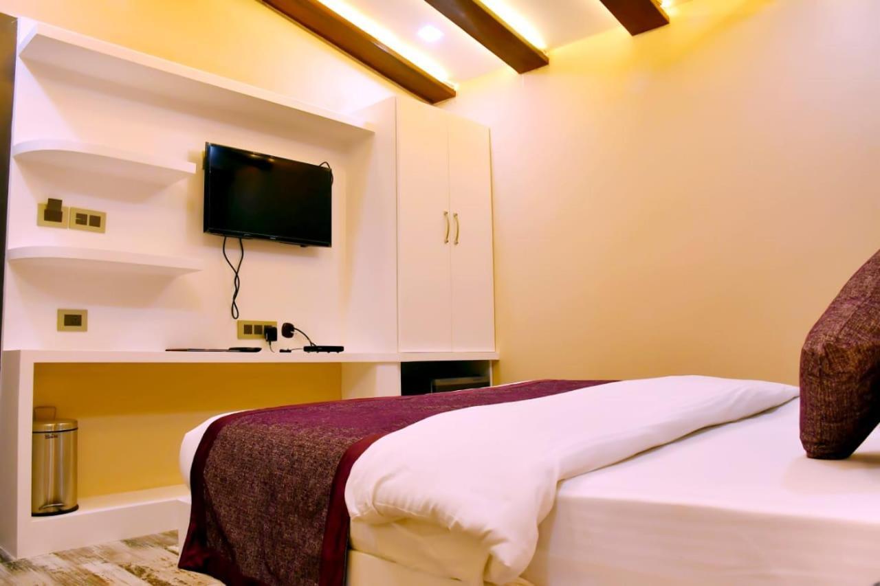 Hotel Mansa Kanpur Esterno foto